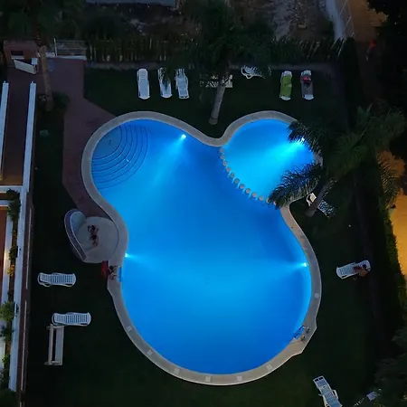アパート Bulevar Penthouse カーラ・デ・フィネストラット